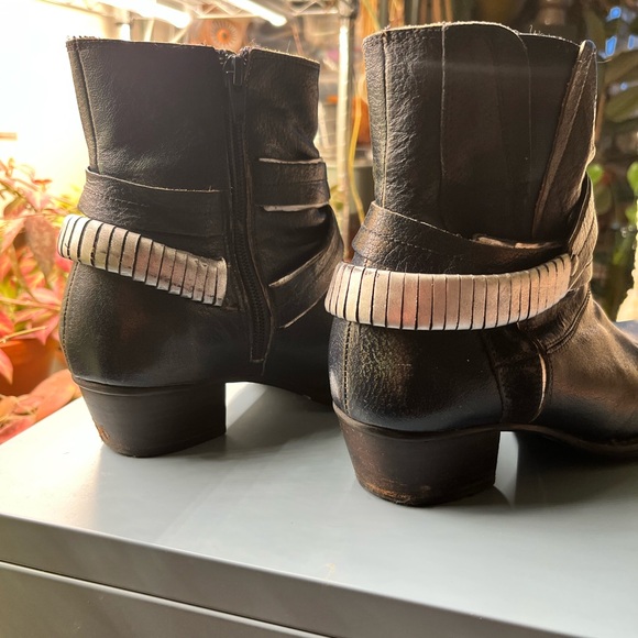 Dkode Navy/Teal Leather Boots with Silver Accents - Picture 5 of 16